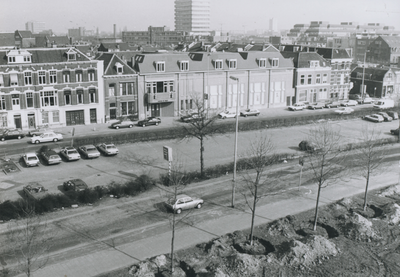 862518 Gezicht op het parkeerterrein aangelegd op het gedempte deel van de Stadsbuitengracht tussen de Nieuwekade en de ...
